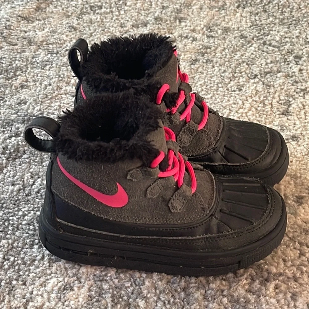 Nike Kids ACG Fur Lined Sneaker Boots Size:11C Hot Pink Black and Grey - Picture 13 of 15
